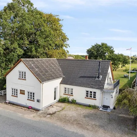 Cosy And Modern House In Peaceful Setting Otterup